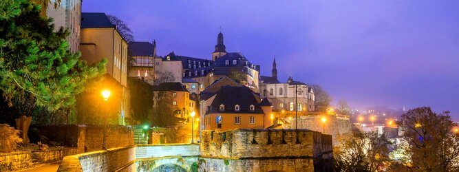 Feriendestination Luxemburg - Romantik pur zum Valentinstag, beschenke deine Liebsten mit idyllisch abendlicher Traumzeit in der bezaubernden mittelalterlichen Altstadt von Luxemburg. Hand in Hand spazieren, an der malerischen Flusspromenade der gemächlich träge fließenden Alzette. Die Cafés, Bars, Pubs sind lebhaft besucht, schummriges Kerzenlicht verbreitet ein wohlig gemütliches Ambiente, man genießt die Freuden des Lebens entspannt, locker, lässig. Charmant, romantisches Flair breitet sich über die sanft beleuchtete Felskulisse und Kasematten, bis hinauf zur Festungsanlage von Luxemburg. Die beliebtesten Orte für Ferien in Luxemburg, locken mit besten Angebote für Hotels und Ferienunterkünfte mit Werbeaktionen, Rabatten, Sonderangebote für Luxemburg Urlaub buchen.
